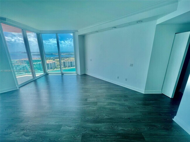 Building Photo - 300 South Pointe Dr