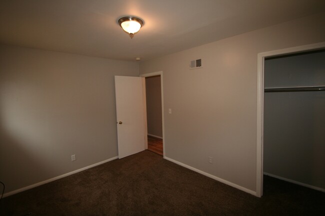 Building Photo - 4 bed- 1 bath!!