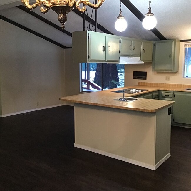 Building Photo - Large spacious 2Bd manufactured home avail...