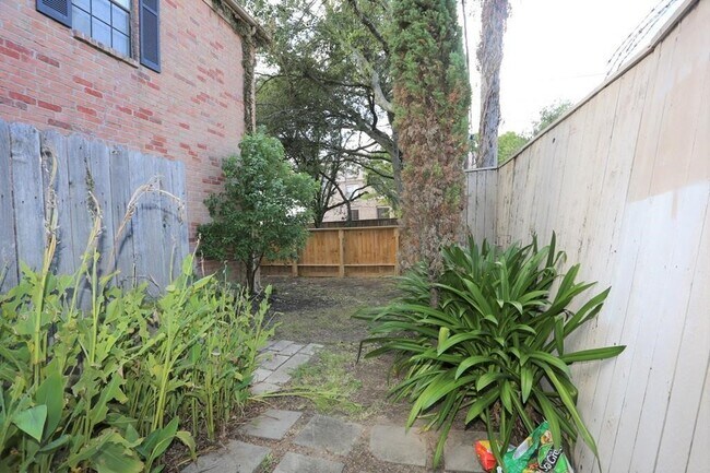 Building Photo - 2255 Braeswood Park Dr