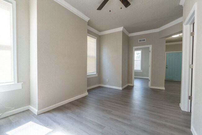 Building Photo - MOVE IN READY 2 Bedroom in the Heart of Oceanview!