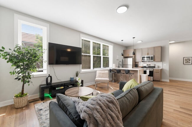 Building Photo - 1900 W 17th St