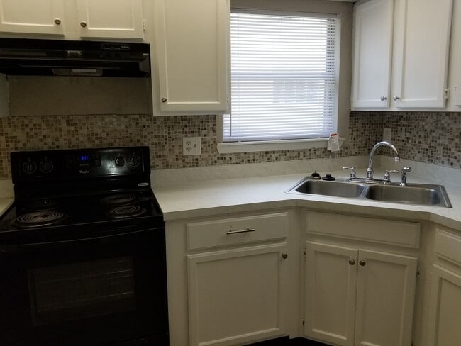 Building Photo - 3 Bed 1 Bath Home