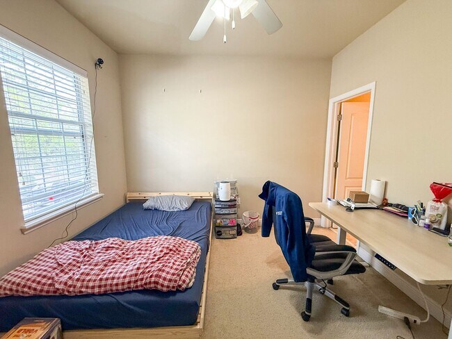 Building Photo - Chase Hollow #33