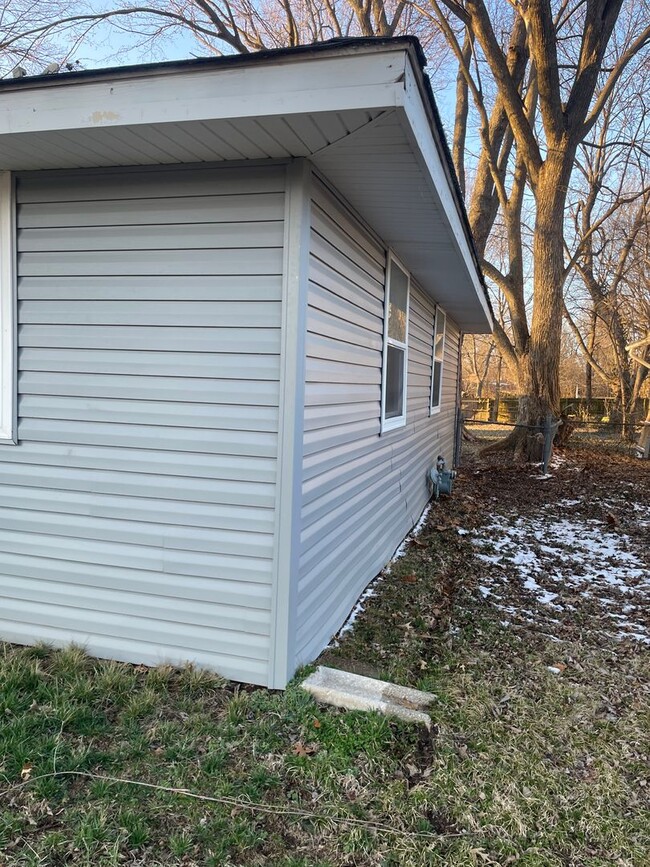 Building Photo - 3 Bed 1.5 Bath 1 Car Garage