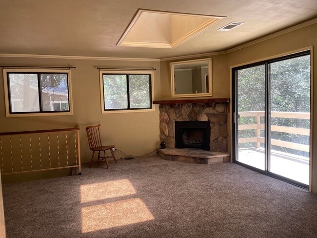 Building Photo - 3 bedroom 3 bath in Crestline.