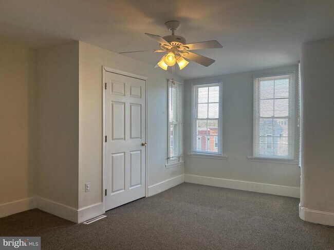 Building Photo - 3419 Chestnut Ave