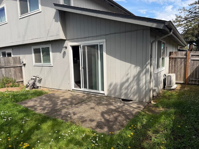 Building Photo - Updated 2 bedroom 1.5 bathroom duplex!