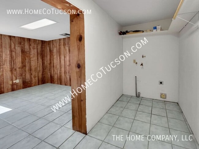 Building Photo - 8905 N Hickory Dr