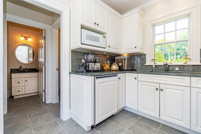 Building Photo - 3 Barclay Sq