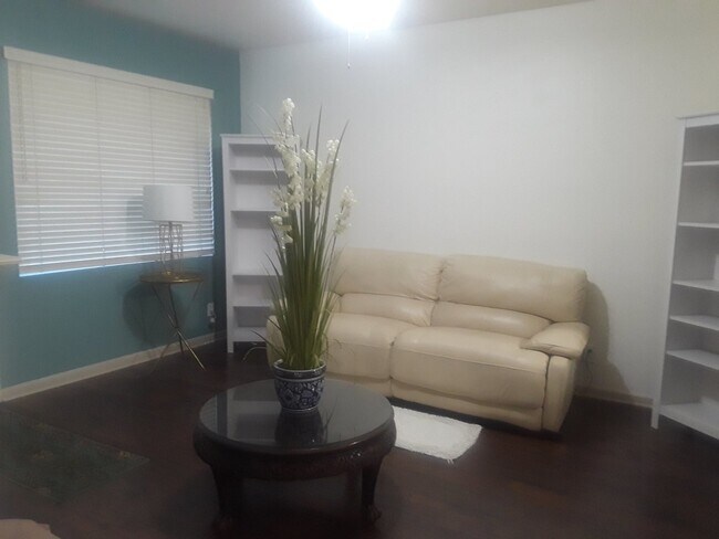Building Photo - Tanamera One bedroom Unit Available