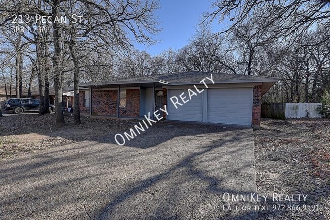 Primary Photo - 213 Pecan St