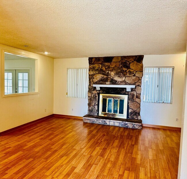 Building Photo - Charming 3 Bedroom, 2 Bath Home with Sunroom – Hesperia