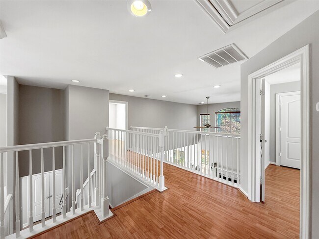 Building Photo - 1762 Lakeside Enclave Dr