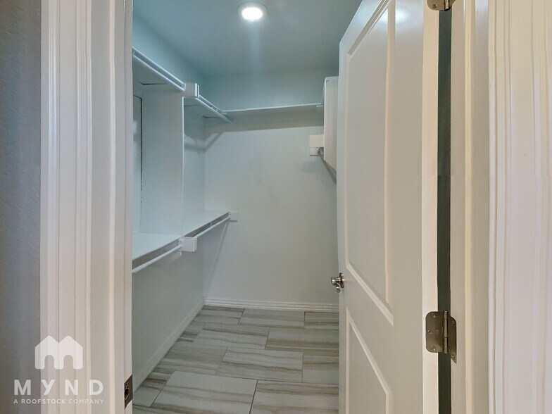 Building Photo - 941 Lakeview Dr