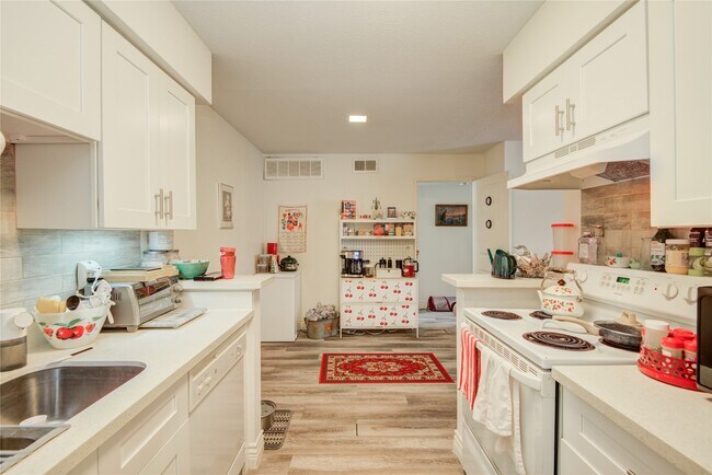 Building Photo - 845 Augusta Dr