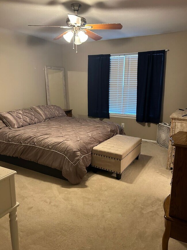 Building Photo - Welcome to your new home!  3 beds, 2.5 bat...