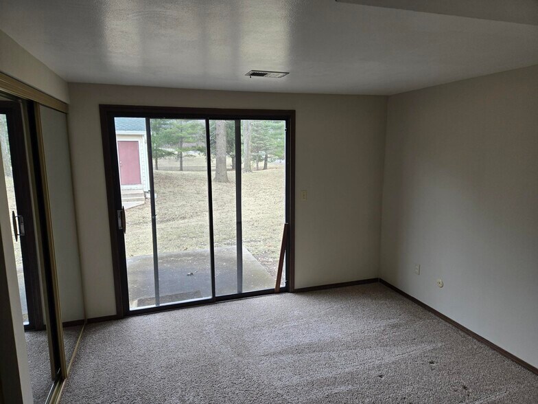 Building Photo - 11 Village Ct