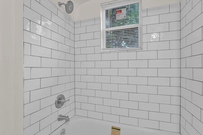 Building Photo - Recently Renovated Brick Home Located Minutes away from Memphis International Airport!