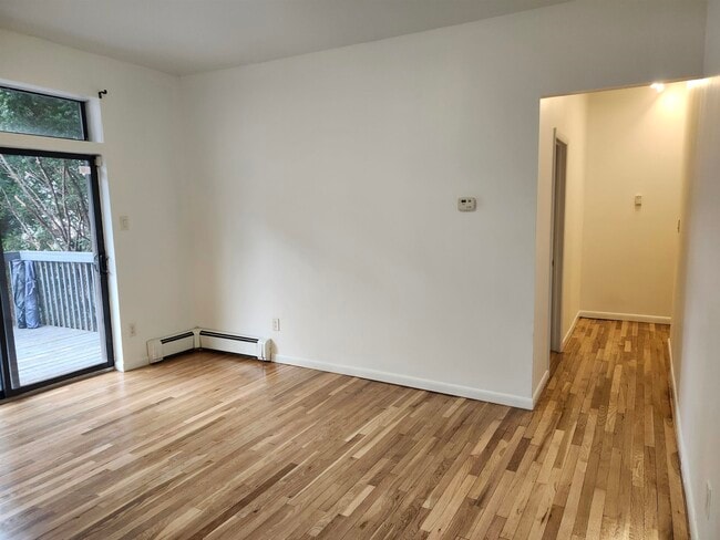 Building Photo - 208 Willow Ave