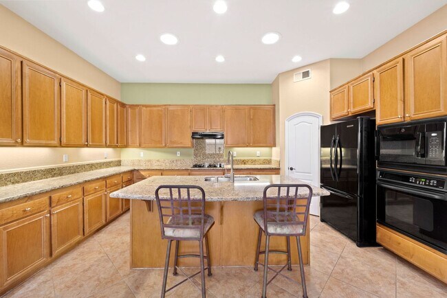 Building Photo - Beautiful & Spacious Single Level Eastlake...