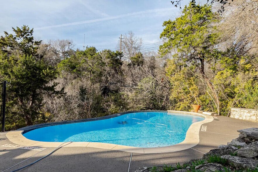 Building Photo - 805 The High Rd