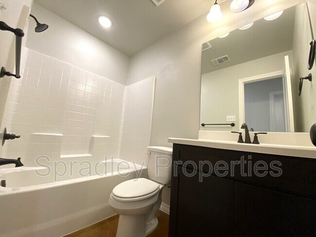 Building Photo - 202A Juniper Dr