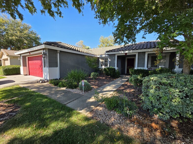 Front porch/ garage entry - 4321 Grafton Cir