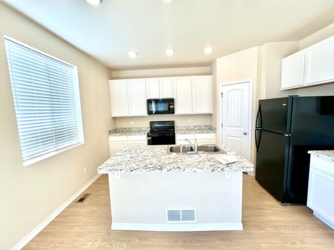 Building Photo - Gorgeous newer built 3 bedroom home in Mer...