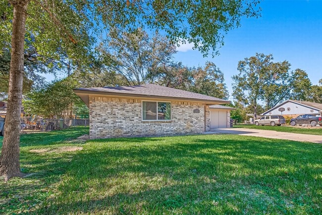 Building Photo - 1611 Drexel Dr