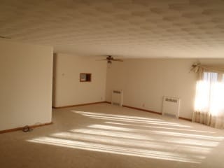 Building Photo - Spacious 3-4 Bedroom Ranch Style House for Rent