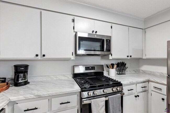 Building Photo - 1726 Greenwood Cir