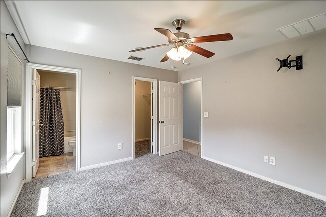 Building Photo - 2110 Encino Dr