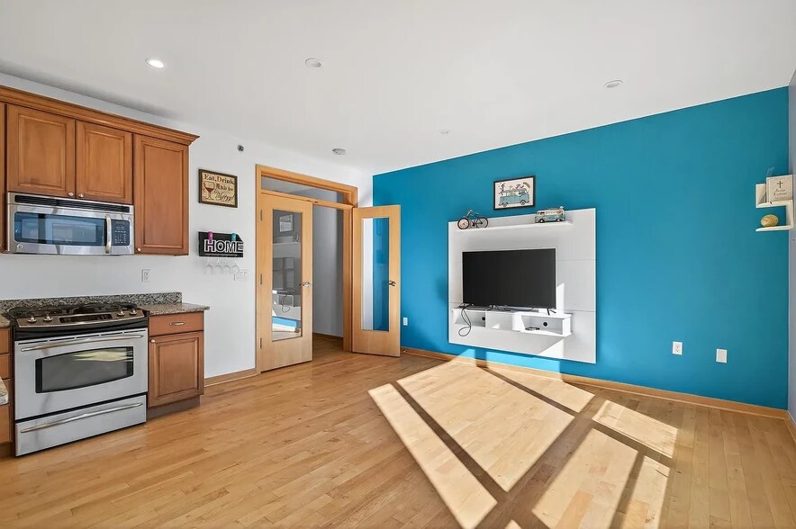 Building Photo - 3104 W Lake St