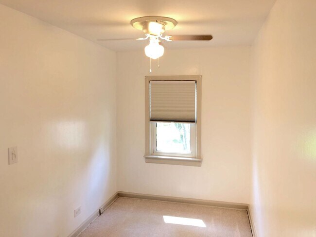 Building Photo - Well Maintained 3Bed/2Bath Single Family HUGE Backyard!