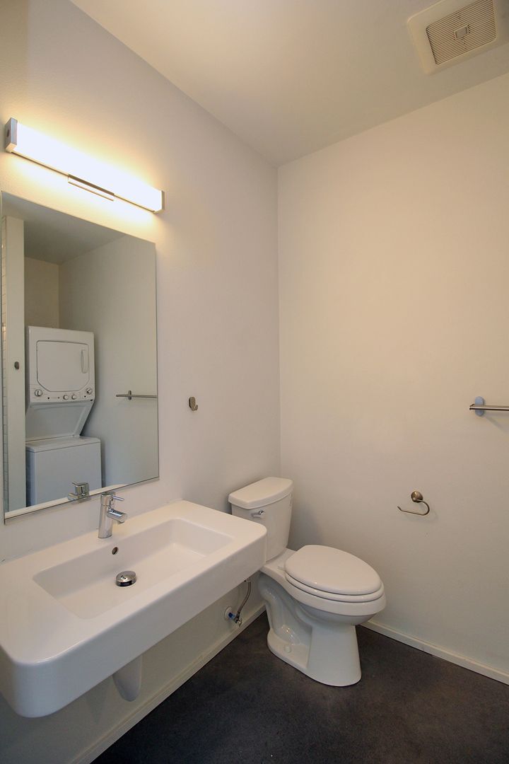 Building Photo - 1611 N Rosa Parks Way