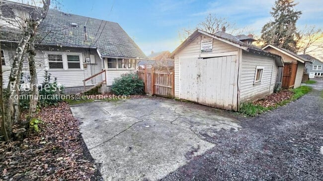 Building Photo - 4 Bed, 2 Bath Home with Fenced Yard / Vouchers Accepted