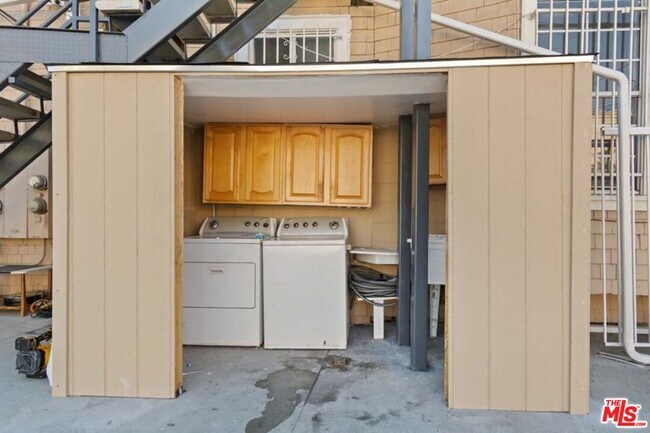 Building Photo - 1125 S Lake St