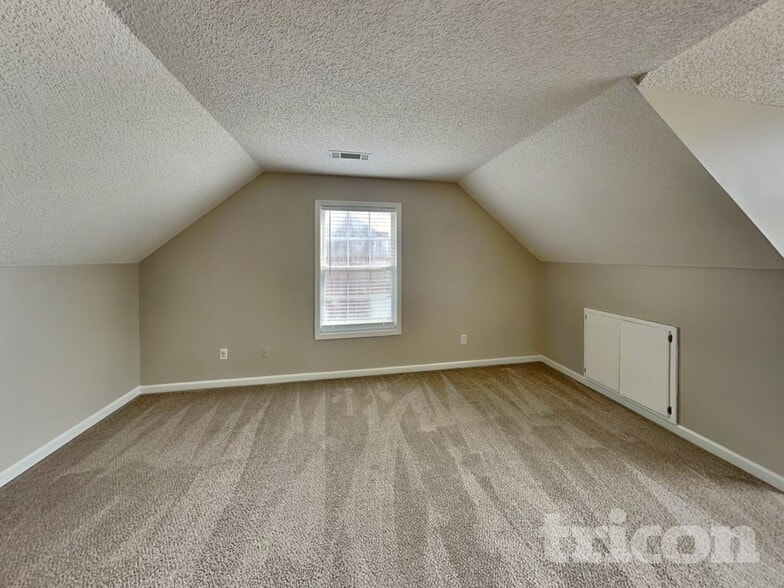 Building Photo - 1055 Maria Dr