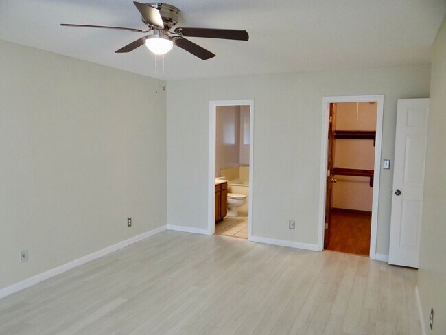 Building Photo - 2 bedroom unfurnished LONG TERM RENTAL in Fairway Ridge