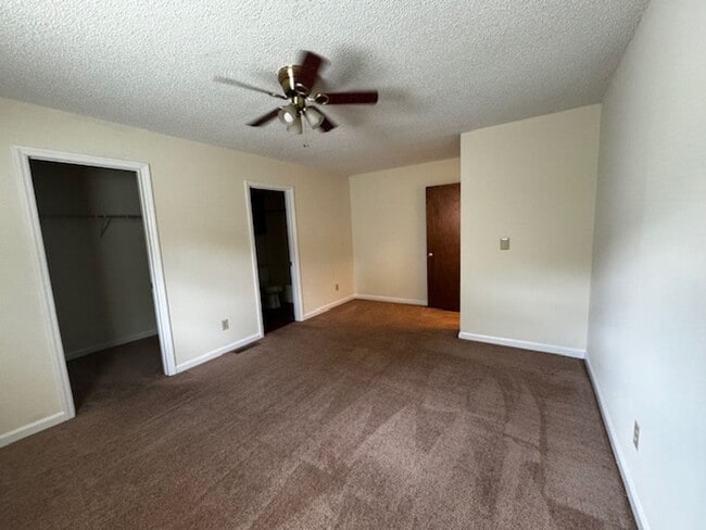 Building Photo - 2 Bedrooms 2 Bath duplex