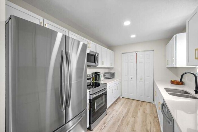 Building Photo - 602 Artic Ave