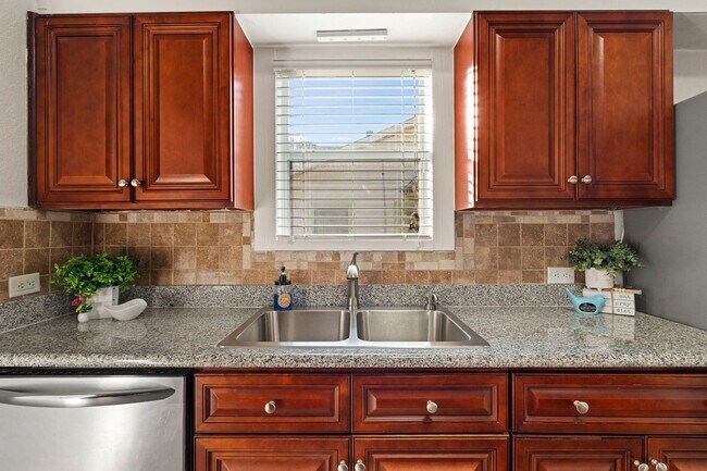 Building Photo - Beautifully Updated 3 bedroom, 2 bath!