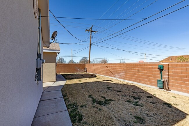 Building Photo - 800 Sherwood Dr