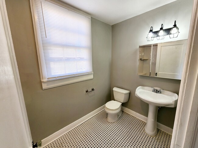 Building Photo - 2333 Pauline St