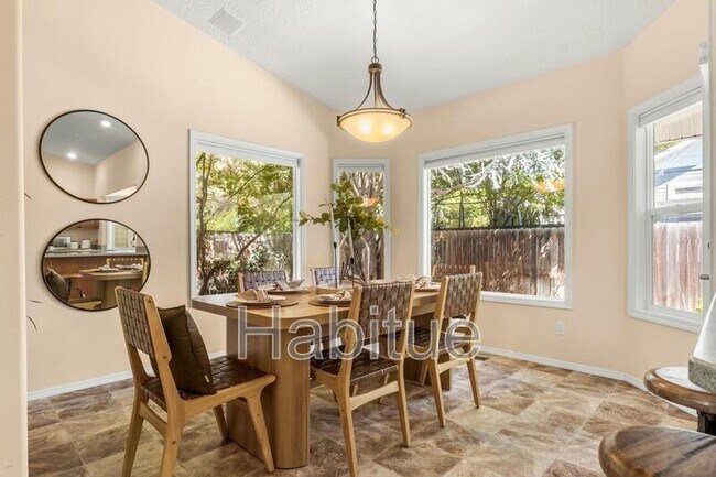 Building Photo - 2160 Dora Ln