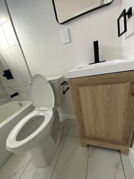 Building Photo - 1515 E 20th St