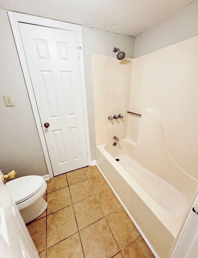 Building Photo - For Lease: Charming 2 Bedroom, 1 Bath Condo in Winfield Chase