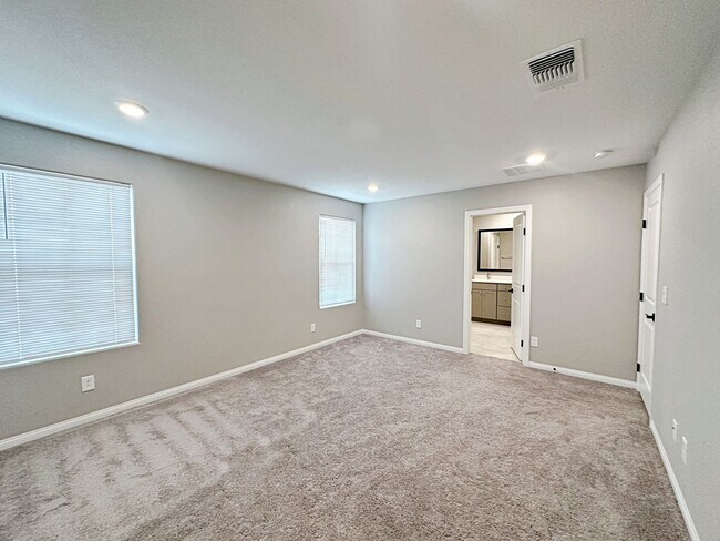 Building Photo - 4 BEDROOM + LOFT HOME IN GATED COMMUNITY