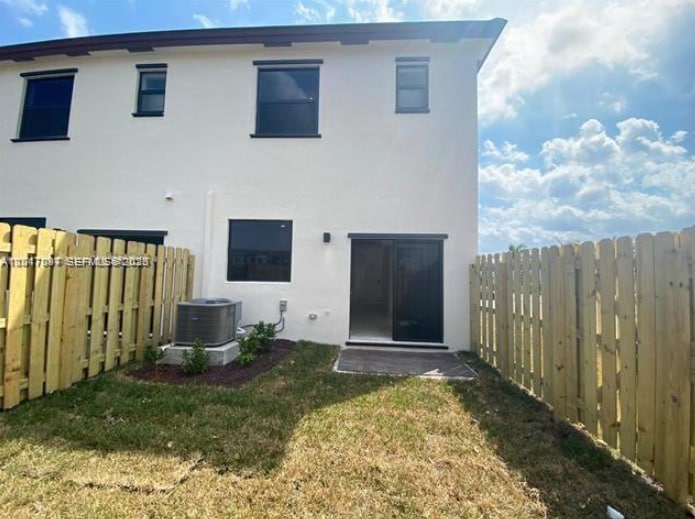 Building Photo - 575 NE 208th Ter